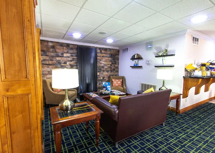 Days Inn & Suites By Wyndham Commerce