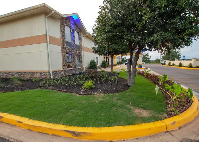 Days Inn & Suites By Wyndham Commerce