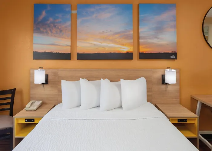 Days Inn By Wyndham Rockford I-90 Walking Distance To Casino