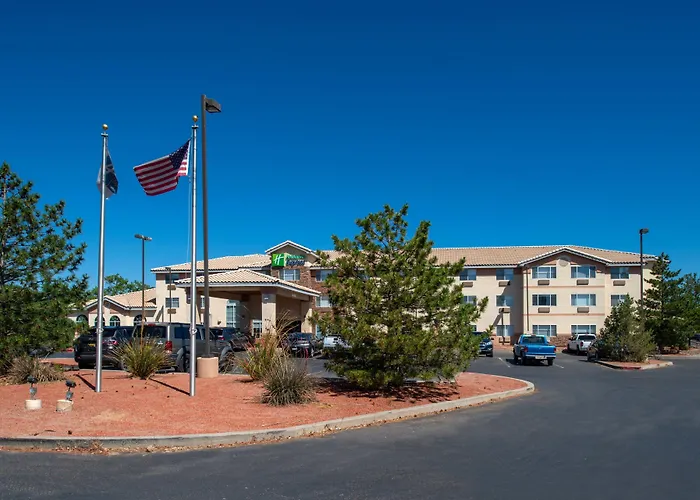 Holiday Inn Express & Suites Farmington Bloomfield By Ihg