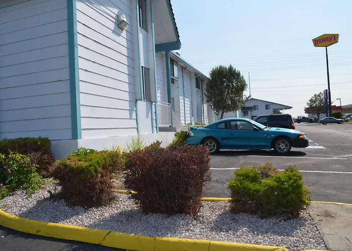 Nampa Inn & Suites
