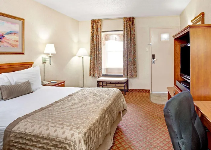 Ramada By Wyndham West Memphis