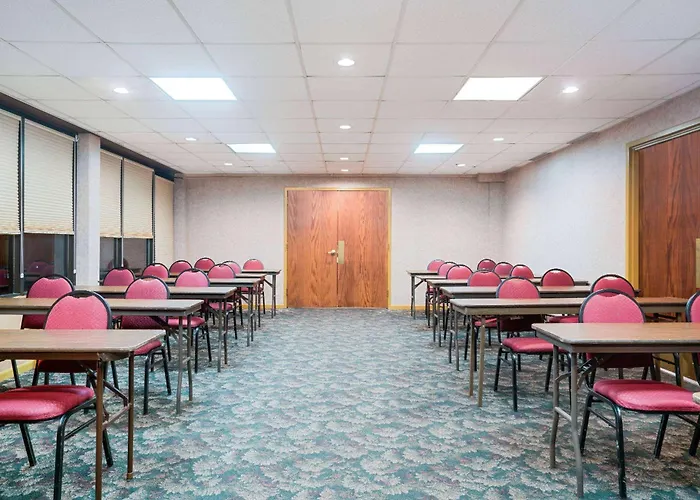 Ramada By Wyndham Plymouth Hotel & Conference Center