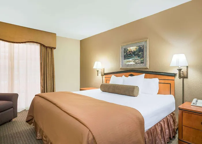 Ramada By Wyndham Plymouth Hotel & Conference Center