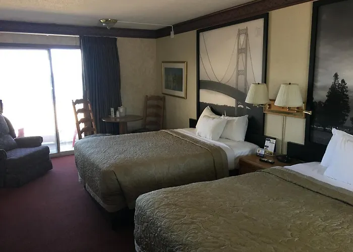 Super 8 Beachfront By Wyndham Mackinaw City, Mi