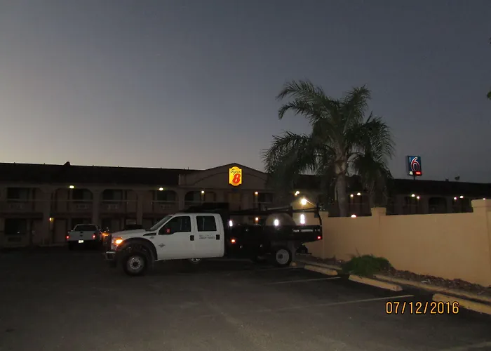Super 8 By Wyndham Kingsville