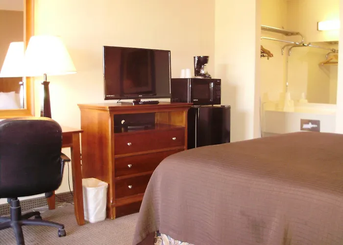 Trade Winds Central Inn