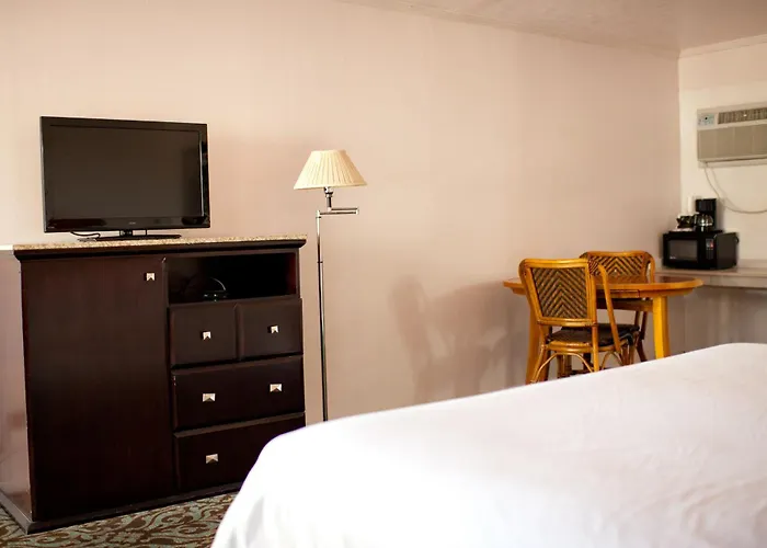 Emerald Inn & Lounge