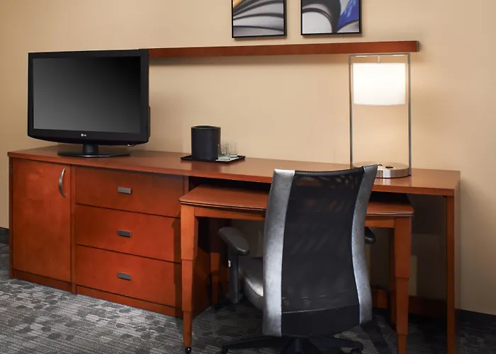Courtyard By Marriott Detroit Warren