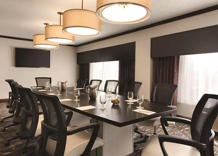 Doubletree By Hilton Milwaukee/Brookfield