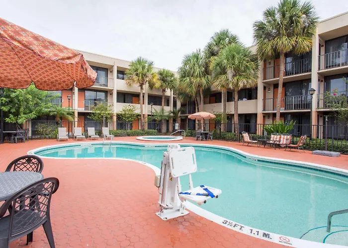 Days Inn & Suites By Wyndham Orlando Airport
