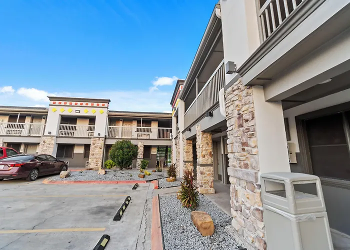 Super 8 By Wyndham Mcallen-La Plaza Mall-Downtown