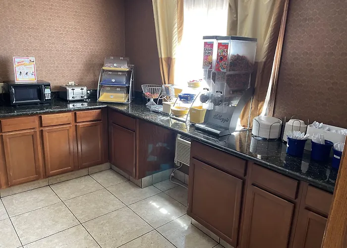 Days Inn & Suites By Wyndham Waterloo