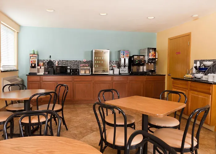 Super 8 By Wyndham Wichita Airport West Kellogg