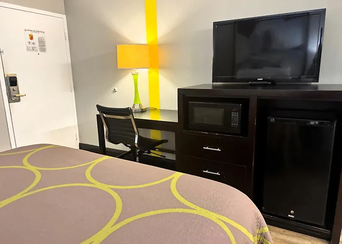 Super 8 By Wyndham Tupelo Airport