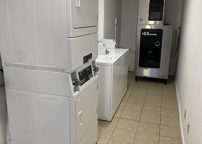 Desert Sands Inn & Suites