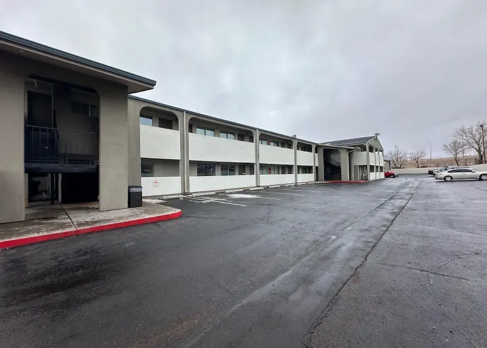 Desert Sands Inn & Suites