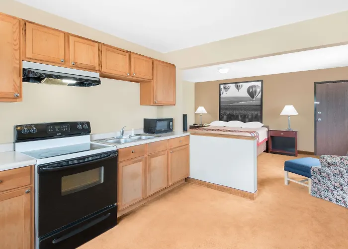 Super 8 By Wyndham Marshalltown