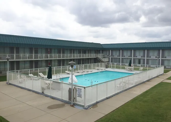 Red Roof Inn & Suites Dekalb