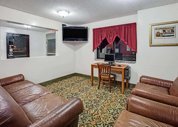 Super 8 By Wyndham Crystal Lake