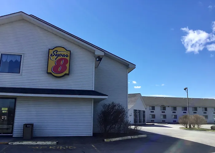 Super 8 By Wyndham Portland/Westbrook Area