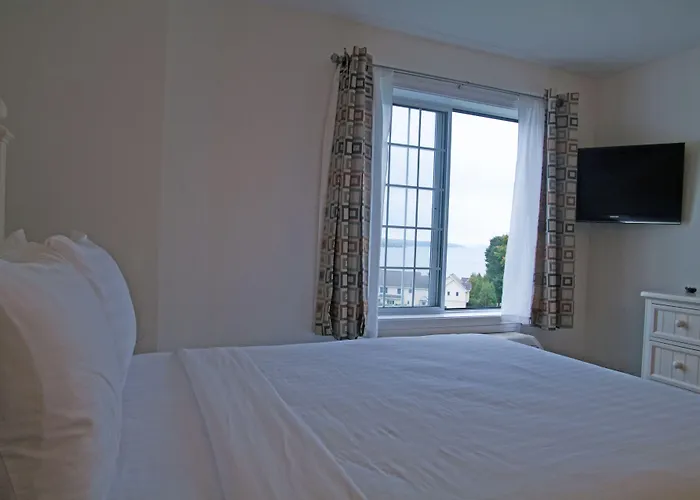Charlevoix Inn & Suites Surestay Collection By Best Western