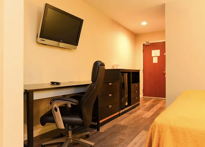 Econo Lodge Inn & Suites Downtown