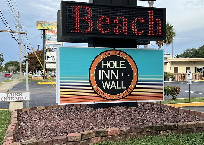 Hole Inn The Wall Hotel - Fort Walton Beach - Sunset Plaza - Nearby Beaches & Hurlburt
