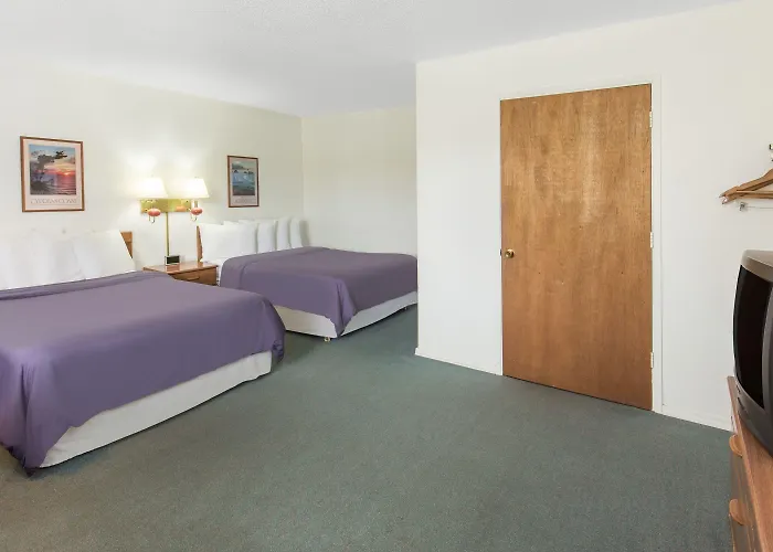 Redwood Inn