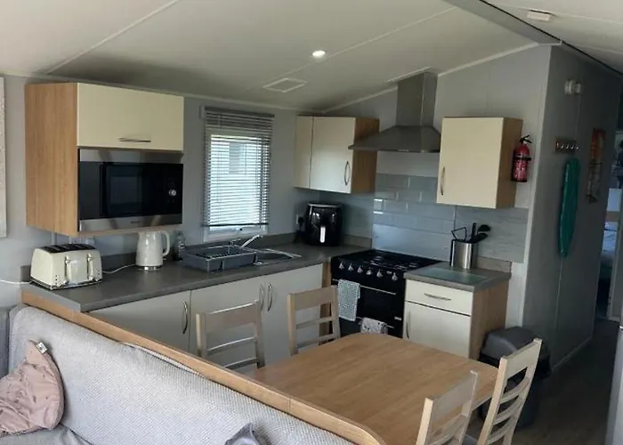 Stylish 3 Bedroom Caravan Near The Beach