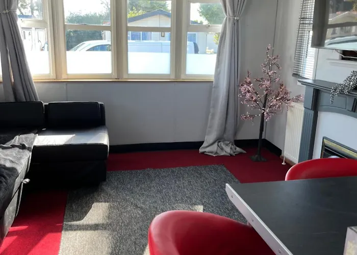Cosy Caravan Near The Beach