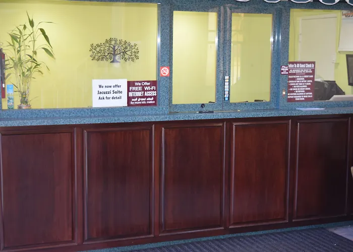 Deluxe Inn Hawthorne/ Lax