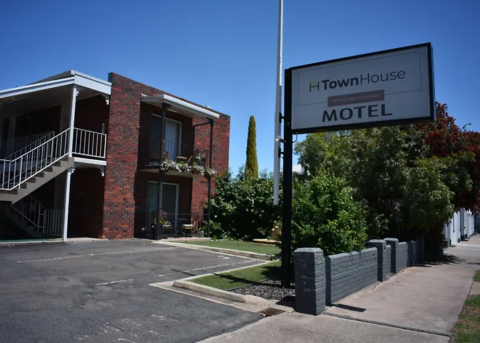 Town House Motor Inn