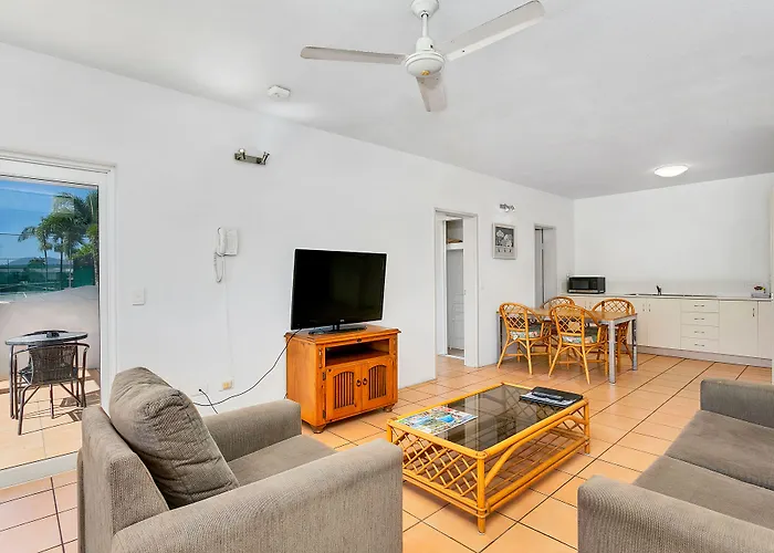 Cairns Reef Apartments & Motel