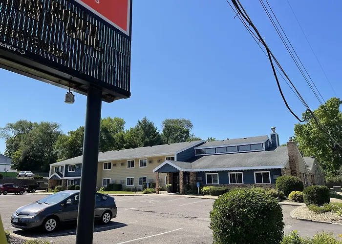 Nichols Inn & Suites