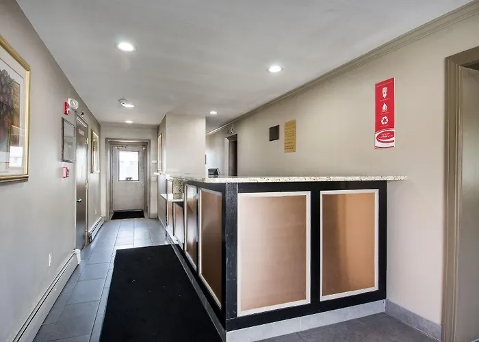 Econo Lodge Inn & Suites