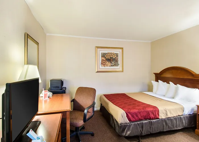 Econo Lodge Inn & Suites