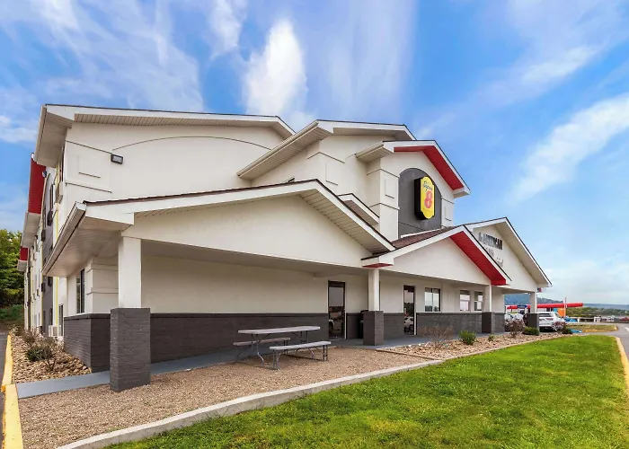 Super 8 By Wyndham Summersville - New River National Park