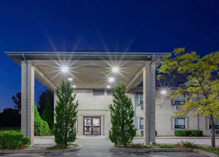 Super 8 By Wyndham Ambassador Bridge Windsor On