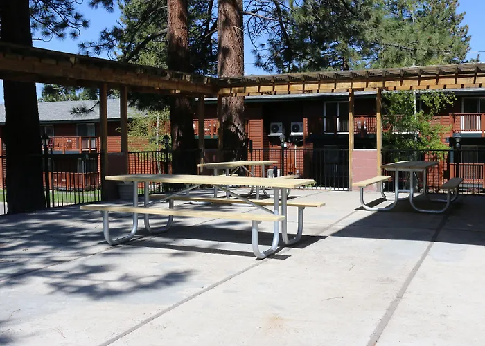 Bluelake Inn @ Heavenly Village