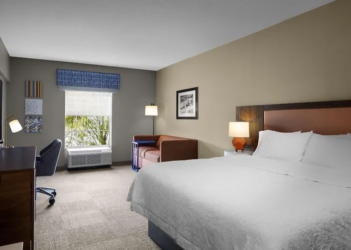 Hampton Inn & Suites State College At Williamsburg Square