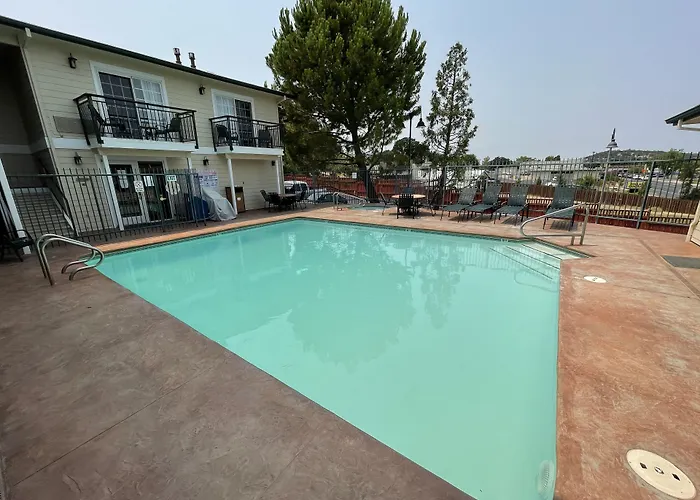 Best Western Cedar Inn&Suites