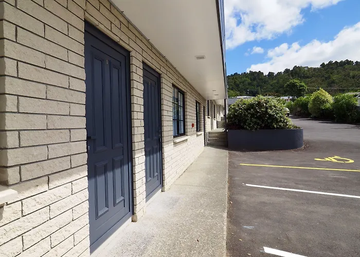 Bk'S Pohutukawa Lodge