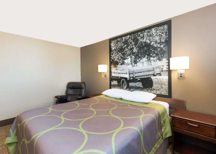 Super 8 By Wyndham Carroll