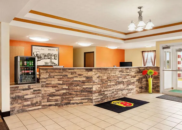 Super 8 By Wyndham Holton