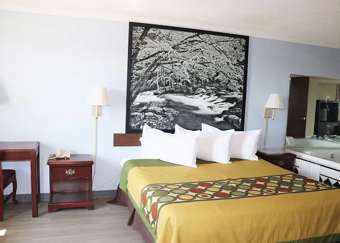 Super 8 By Wyndham Clarksville East