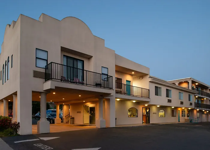 Edgewater Inn And Suites
