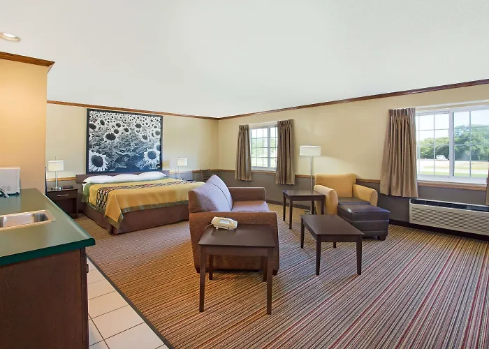 Super 8 By Wyndham New Hampton