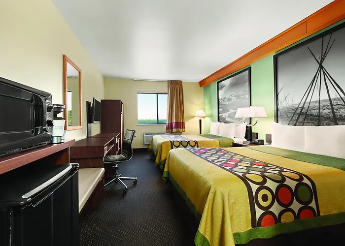 Super 8 By Wyndham Conrad