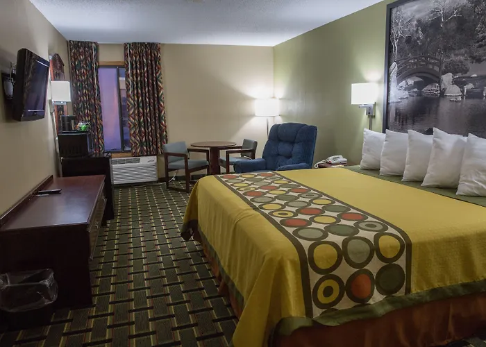 Econo Lodge Canton North